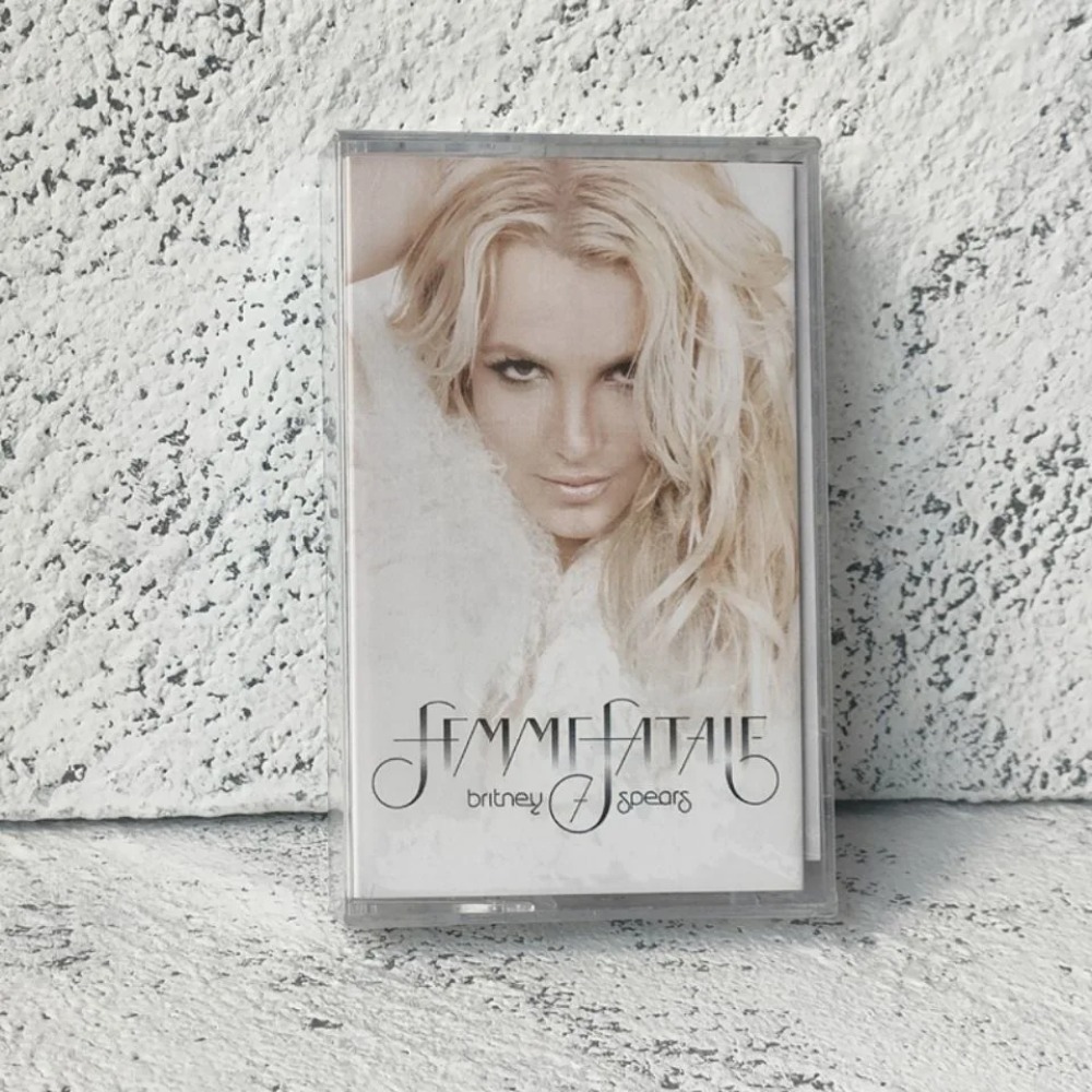 Retro Britney Spears Music Mag - đánh giá và giá Cosplay Props