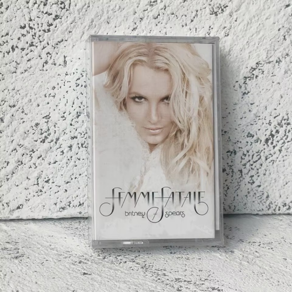 Retro Britney Spears Music Mag - đánh giá và giá Cosplay Props